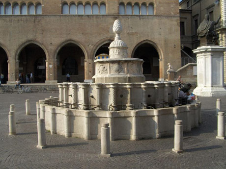 Fontana della pigna in rimini foto